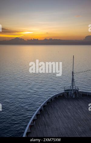 Bug des Kreuzfahrtschiffs Vasco da Gama (nicko-Kreuzfahrten) bei Sonnenuntergang, Tagbilaran, Bohol, Philippinen Stockfoto