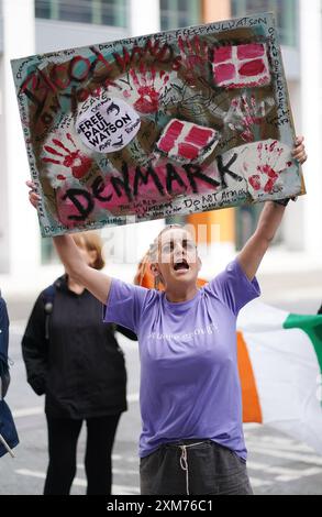 Menschen nehmen an einem Protest vor der dänischen Botschaft in Dublin Teil, der die Freilassung des alten Umweltaktivisten und Walfangbekämpfers Paul Watson fordert, der in Nuuk, Grönland, wegen eines internationalen Haftbefehls Japans inhaftiert wurde. Bilddatum: Freitag, 26. Juli 2024. Stockfoto