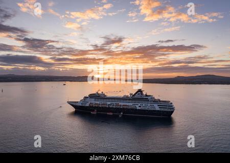 Aus der Vogelperspektive des Kreuzfahrtschiffs Vasco da Gama (nicko-Kreuzfahrten) und der Küste bei Sonnenaufgang, Tagbilaran, Bohol, Philippinen Stockfoto