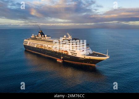 Aus der Vogelperspektive des Kreuzfahrtschiffs Vasco da Gama (nicko-Kreuzfahrten) mit einem Beiboot daneben, Tagbilaran, Bohol, Philippinen Stockfoto