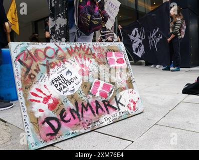 Menschen nehmen an einem Protest vor der dänischen Botschaft in Dublin Teil, der die Freilassung des alten Umweltaktivisten und Walfangbekämpfers Paul Watson fordert, der in Nuuk, Grönland, wegen eines internationalen Haftbefehls Japans inhaftiert wurde. Bilddatum: Freitag, 26. Juli 2024. Stockfoto