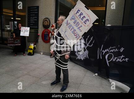 Menschen nehmen an einem Protest vor der dänischen Botschaft in Dublin Teil, der die Freilassung des alten Umweltaktivisten und Walfangbekämpfers Paul Watson fordert, der in Nuuk, Grönland, wegen eines internationalen Haftbefehls Japans inhaftiert wurde. Bilddatum: Freitag, 26. Juli 2024. Stockfoto