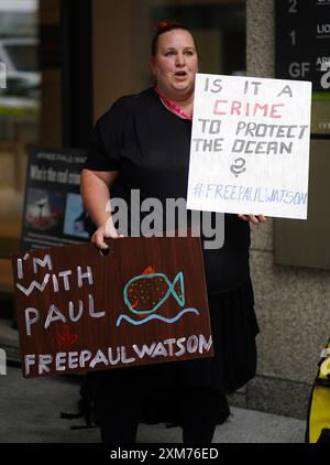 Menschen nehmen an einem Protest vor der dänischen Botschaft in Dublin Teil, der die Freilassung des alten Umweltaktivisten und Walfangbekämpfers Paul Watson fordert, der in Nuuk, Grönland, wegen eines internationalen Haftbefehls Japans inhaftiert wurde. Bilddatum: Freitag, 26. Juli 2024. Stockfoto