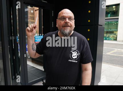 Alex Neubauer von der Captain Paul Watson Foundation nimmt an einem Protest vor der dänischen Botschaft in Dublin Teil, der die Freilassung des alten Umweltaktivisten und Walfangbekämpfers Paul Watson fordert, der in Nuuk, Grönland, wegen eines internationalen Haftbefehls Japans inhaftiert wurde. Bilddatum: Freitag, 26. Juli 2024. Stockfoto