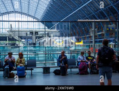 London, UK 26 Juli 2024 Unterbrechung der Eurostar-Züge ab St Pancras, London. Dies findet am Tag der olympischen Eröffnungszeremonie statt. Eurostar-Passagiere, die am Freitag von London nach Paris reisten, wurden gebeten, die Fahrten nach Möglichkeit zu verschieben, da der Eisenbahnbetreiber einen von vier Zügen am Wochenende annullierte, nachdem Brandanschläge das französische Hochgeschwindigkeitsbahnnetz Stunden vor Beginn der Olympischen Spiele stark gestört hatten. Aufgrund koordinierter Vandalismus in Frankreich, die die Hochgeschwindigkeitsstrecke zwischen Paris und Lille betreffen, werden alle Hochgeschwindigkeitszüge, die von und nach Paris fahren, aufgeteilt Stockfoto