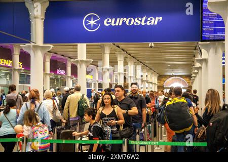 London, UK 26 Juli 2024 Unterbrechung der Eurostar-Züge ab St Pancras, London. Dies findet am Tag der olympischen Eröffnungszeremonie statt. Eurostar-Passagiere, die am Freitag von London nach Paris reisten, wurden gebeten, die Fahrten nach Möglichkeit zu verschieben, da der Eisenbahnbetreiber einen von vier Zügen am Wochenende annullierte, nachdem Brandanschläge das französische Hochgeschwindigkeitsbahnnetz Stunden vor Beginn der Olympischen Spiele stark gestört hatten. Aufgrund koordinierter Vandalismus in Frankreich, die die Hochgeschwindigkeitsstrecke zwischen Paris und Lille betreffen, werden alle Hochgeschwindigkeitszüge, die von und nach Paris fahren, aufgeteilt Stockfoto