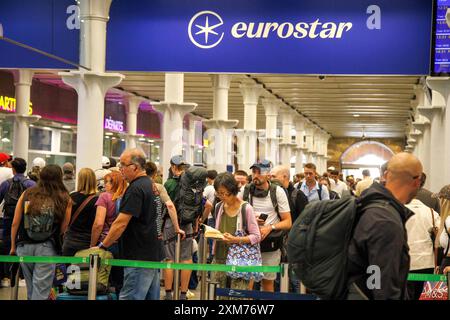 London, UK 26 Juli 2024 Unterbrechung der Eurostar-Züge ab St Pancras, London. Dies findet am Tag der olympischen Eröffnungszeremonie statt. Eurostar-Passagiere, die am Freitag von London nach Paris reisten, wurden gebeten, die Fahrten nach Möglichkeit zu verschieben, da der Eisenbahnbetreiber einen von vier Zügen am Wochenende annullierte, nachdem Brandanschläge das französische Hochgeschwindigkeitsbahnnetz Stunden vor Beginn der Olympischen Spiele stark gestört hatten. Aufgrund koordinierter Vandalismus in Frankreich, die die Hochgeschwindigkeitsstrecke zwischen Paris und Lille betreffen, werden alle Hochgeschwindigkeitszüge, die von und nach Paris fahren, aufgeteilt Stockfoto