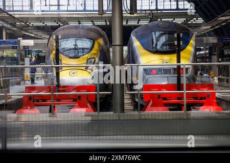 London, UK 26 Juli 2024 Unterbrechung der Eurostar-Züge ab St Pancras, London. Dies findet am Tag der olympischen Eröffnungszeremonie statt. Eurostar-Passagiere, die am Freitag von London nach Paris reisten, wurden gebeten, die Fahrten nach Möglichkeit zu verschieben, da der Eisenbahnbetreiber einen von vier Zügen am Wochenende annullierte, nachdem Brandanschläge das französische Hochgeschwindigkeitsbahnnetz Stunden vor Beginn der Olympischen Spiele stark gestört hatten. Aufgrund koordinierter Vandalismus in Frankreich, die die Hochgeschwindigkeitsstrecke zwischen Paris und Lille betreffen, werden alle Hochgeschwindigkeitszüge, die von und nach Paris fahren, aufgeteilt Stockfoto