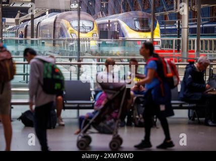 London, UK 26 Juli 2024 Unterbrechung der Eurostar-Züge ab St Pancras, London. Dies findet am Tag der olympischen Eröffnungszeremonie statt. Eurostar-Passagiere, die am Freitag von London nach Paris reisten, wurden gebeten, die Fahrten nach Möglichkeit zu verschieben, da der Eisenbahnbetreiber einen von vier Zügen am Wochenende annullierte, nachdem Brandanschläge das französische Hochgeschwindigkeitsbahnnetz Stunden vor Beginn der Olympischen Spiele stark gestört hatten. Aufgrund koordinierter Vandalismus in Frankreich, die die Hochgeschwindigkeitsstrecke zwischen Paris und Lille betreffen, werden alle Hochgeschwindigkeitszüge, die von und nach Paris fahren, aufgeteilt Stockfoto