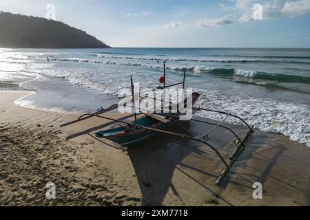 Aus der Vogelperspektive eines Bangka Auslegerkanus am Nagtabon Beach, Bacungan, in der Nähe von Puerto Princesa, Palawan, Philippinen Stockfoto