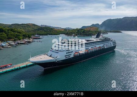 Aus der Vogelperspektive des Kreuzfahrtschiffs Vasco da Gama (nicko-Kreuzfahrten), das sich Pier, Coron, Palawan, Philippinen nähert Stockfoto