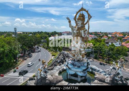 Luftaufnahme der Statue Patung Titi Banda am Kreisverkehr, Denpasar Timur, Denpasar, Bali, Indonesien Stockfoto