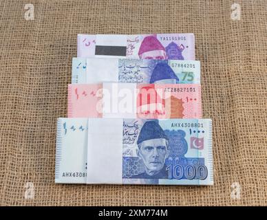 Pakistanische Währung eintausend, einhundert, fünfundfünfzig und fünfzig Rupien-Banknoten Stockfoto