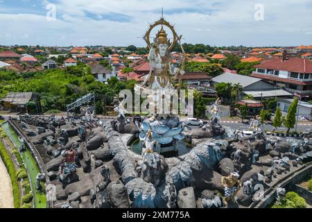 Luftaufnahme der Statue Patung Titi Banda am Kreisverkehr, Denpasar Timur, Denpasar, Bali, Indonesien Stockfoto