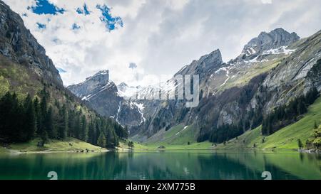 Seealpsee mit den Schweizer Alpen im Hintergrund, Appenzeller Land, Schweiz Stockfoto