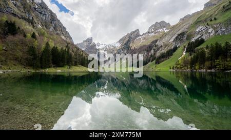 Seealpsee mit den Schweizer Alpen im Hintergrund, Appenzeller Land, Schweiz Stockfoto
