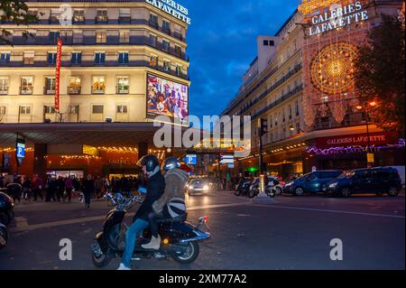 Französisches Kaufhaus, draußen, Straßenszene, mit Weihnachtsbeleuchtung Dekorationen, Galeries Lafayette, Boulevard Haussmann, draußen, Stockfoto