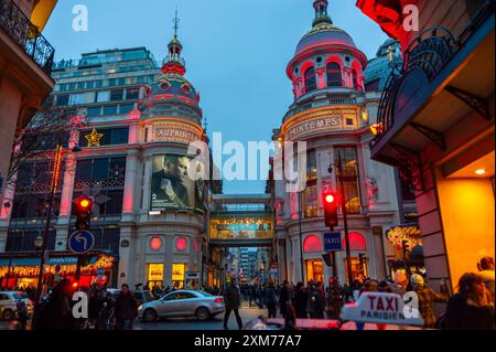 Paris, Frankreich, Menschenmassen, Straßenszene, Außenansicht des französischen Kaufhauses, Au Printemps am Boulevard Haussmann, nachts, Lichter Stockfoto