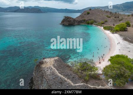 Aus der Vogelperspektive auf der Insel Komodo mit dem Kreuzfahrtschiff Vasco da Gama (nicko-Kreuzfahrten) in der Ferne, Komodo, West Manggarai, East Nusa Tenggara, Stockfoto