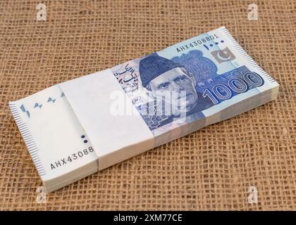 Tausend Rupien Banknoten Bundle auf Sackleinen Hintergrund mit Kopierraum Stockfoto