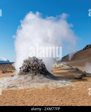 Hverir Myvatn Geothermiegebiet mit natürlichen Dampfquellen und Schlammbecken rund um den Lake Myvatn, die Hverir Geothermiefelder, Island Stockfoto