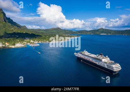 Aus der Vogelperspektive des Kreuzfahrtschiffs Vasco da Gama (nicko-Kreuzfahrten) in der Lagune von Bora Bora mit der Stadt Vaitape und Mount Otemanu, Bora Bora, Leeward Stockfoto