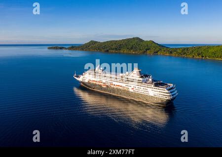 Luftaufnahme des Kreuzfahrtschiffs Vasco da Gama (nicko-Kreuzfahrten) in der Lagune von Bora Bora, Bora Bora, Leeward-Inseln, Französisch-Polynesien, Südpazifik Stockfoto