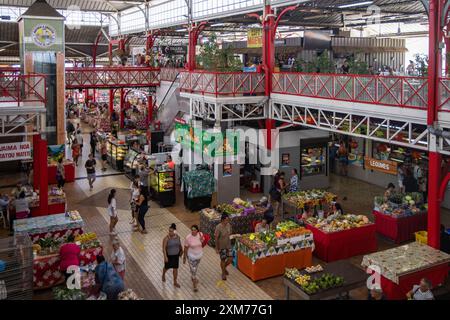 Blick auf die Markthalle Marché Papeete (Papeete Municipal Market), Tahiti, Windward Islands, Französisch-Polynesien, Südpazifik Stockfoto