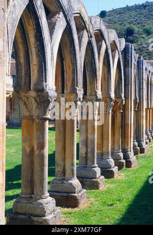 Kreuzgang des Klosters San Juan de Duero. Soria, Kastilien-León, Spanien. Stockfoto