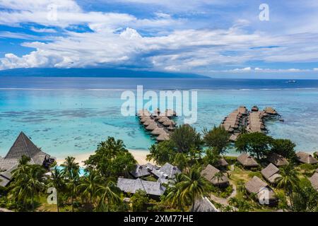 Panoramablick auf das Sofitel Ia ora Beach Resort mit Bungalows über dem Wasser und Blick auf Tahiti, Moorea, Windward Islands, Französisch-Polynesien und Südpazifik Stockfoto