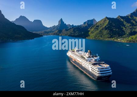 Luftaufnahme des Kreuzfahrtschiffs Vasco da Gama (nicko-Kreuzfahrten) in Opunohu Bay, Moorea, Windward Islands, Französisch-Polynesien, Südpazifik Stockfoto