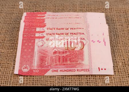 Pakistan 100 Rupien Notizen mit einem Porträt von Quaid-e-Azam Residency, Ziarat auf der Rückseite Stockfoto