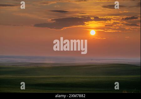 Sonnenuntergang hinter sanften Hügeln auf der Prärie in den Great Sandhills, Saskatchewan, Kanada Stockfoto