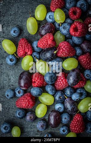 Trauben, Himbeeren und Heidelbeeren Stockfoto
