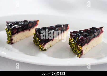 Heidelbeerkuchen mit Pistazien Stockfoto