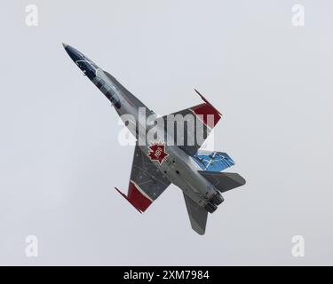 Die kanadische Luftwaffe McDonnell Douglas F-18 Hornet fliegt bei der Royal International Air Tattoo 2024 Stockfoto