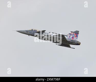 Ein tschechischer SAAB JAS 39 Gripen Leichtgewicht-Mehrzweck-Kampfflugzeug, das auf der Royal International AirTattoo 2024 gezeigt wird Stockfoto