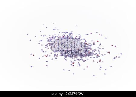 Trockene Mohnsamen isoliert auf weißem Hintergrund Stockfoto