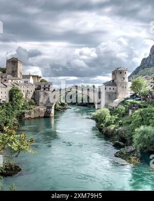 Mostar, Bosnien und Herzegowina - 1. Mai 2014: Mostar ist ein Dorf, das für seine historische Alte Brücke bekannt ist, die den Neretva River überspannt. Das Dorf ist bekannt Stockfoto