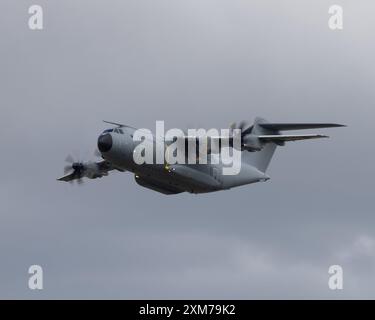 Ein Luftwaffe-Militärflugzeug des Typs Airbus A400M, das bei der Royal International Air Tattoo 2024 flog Stockfoto