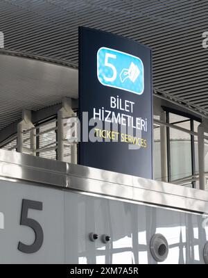 Istanbul, Türkei - 13. Februar 2020: Ticketservice Beschilderung am Flughafen Istanbul Stockfoto