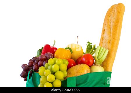 Frisches Obst und Gemüse Lebensmittelprodukt in grüner wiederverwendbarer Einkaufstasche isoliert auf weißem Hintergrund mit Schneideweg Stockfoto