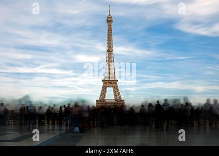 Eine Menge Touristen beobachtet den Eiffelturm vom Aussichtspunkt Trocadero in Paris, Frankreich. Stockfoto