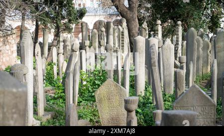 Istanbul, Türkei - 2. April 2022: Historische Grabsteine im traditionellen osmanischen Stil auf dem Eyup Friedhof Stockfoto