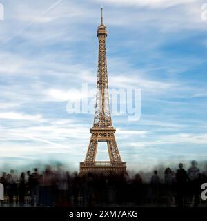 Eine Menge Touristen beobachtet den Eiffelturm vom Aussichtspunkt Trocadero in Paris, Frankreich. Stockfoto