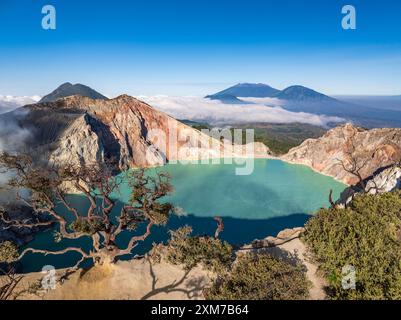 Blick aus der Vogelperspektive auf den Vulkankrater des Mount Kawah Ijen, Ost-Java, Indonesien Stockfoto