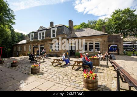 Der Bahnhof Hebden Bridge dient der Stadt Hebden Bridge in West Yorkshire, England. Der Bahnhof befindet sich an der Calder Valley Line, die seit April 2016 von Northern betrieben wird, von York und Leeds in Richtung Manchester Victoria und Preston. Die heutigen Gebäude stammen aus dem Jahr 1893, der Bau begann 1891.[3] zu diesem Zeitpunkt gab es neben dem Bahnhof einen Güterbahnhof. Der Bahnhof wurde 1966 geschlossen und ist heute ein Parkplatz. 1997 wurde der Bahnhof renoviert und Schilder im ursprünglichen Stil der Lancashire and Yorkshire Railway installiert. Quelle: Windmill Images/Alamy Live News Stockfoto