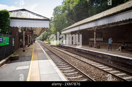 Der Bahnhof Hebden Bridge dient der Stadt Hebden Bridge in West Yorkshire, England. Der Bahnhof befindet sich an der Calder Valley Line, die seit April 2016 von Northern betrieben wird, von York und Leeds in Richtung Manchester Victoria und Preston. Die heutigen Gebäude stammen aus dem Jahr 1893, der Bau begann 1891.[3] zu diesem Zeitpunkt gab es neben dem Bahnhof einen Güterbahnhof. Der Bahnhof wurde 1966 geschlossen und ist heute ein Parkplatz. 1997 wurde der Bahnhof renoviert und Schilder im ursprünglichen Stil der Lancashire and Yorkshire Railway installiert. Quelle: Windmill Images/Alamy Live News Stockfoto