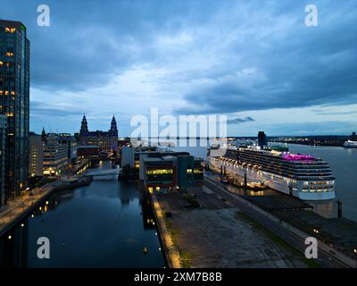 Aus der Vogelperspektive entlang des Princes Dock Liverpool in Richtung Liver Building mit dem P&O Kreuzfahrtschiff Arcadia, das am Kreuzfahrtterminal ankert. Stockfoto