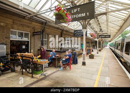 Der Bahnhof Hebden Bridge dient der Stadt Hebden Bridge in West Yorkshire, England. Der Bahnhof befindet sich an der Calder Valley Line, die seit April 2016 von Northern betrieben wird, von York und Leeds in Richtung Manchester Victoria und Preston. Die heutigen Gebäude stammen aus dem Jahr 1893, der Bau begann 1891.[3] zu diesem Zeitpunkt gab es neben dem Bahnhof einen Güterbahnhof. Der Bahnhof wurde 1966 geschlossen und ist heute ein Parkplatz. 1997 wurde der Bahnhof renoviert und Schilder im ursprünglichen Stil der Lancashire and Yorkshire Railway installiert. Quelle: Windmill Images/Alamy Live News Stockfoto